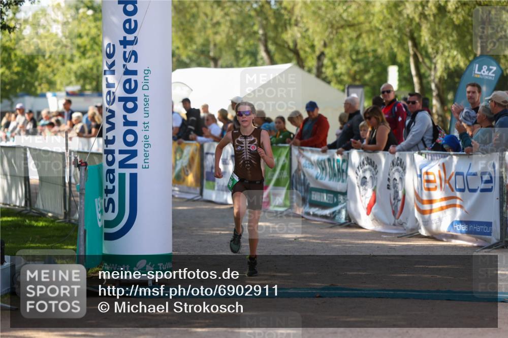 01.09.2024 - 17. Tribühne Triathlon Michael Strokosch http://msf.ph/oto/6902911 01.09.2024 11:02:14 Ziel 198 meine-sportfotos.de