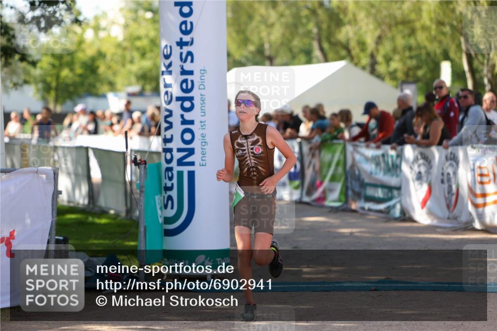01.09.2024 - 17. Tribühne Triathlon Michael Strokosch http://msf.ph/oto/6902941 01.09.2024 11:02:15 Ziel 198 meine-sportfotos.de