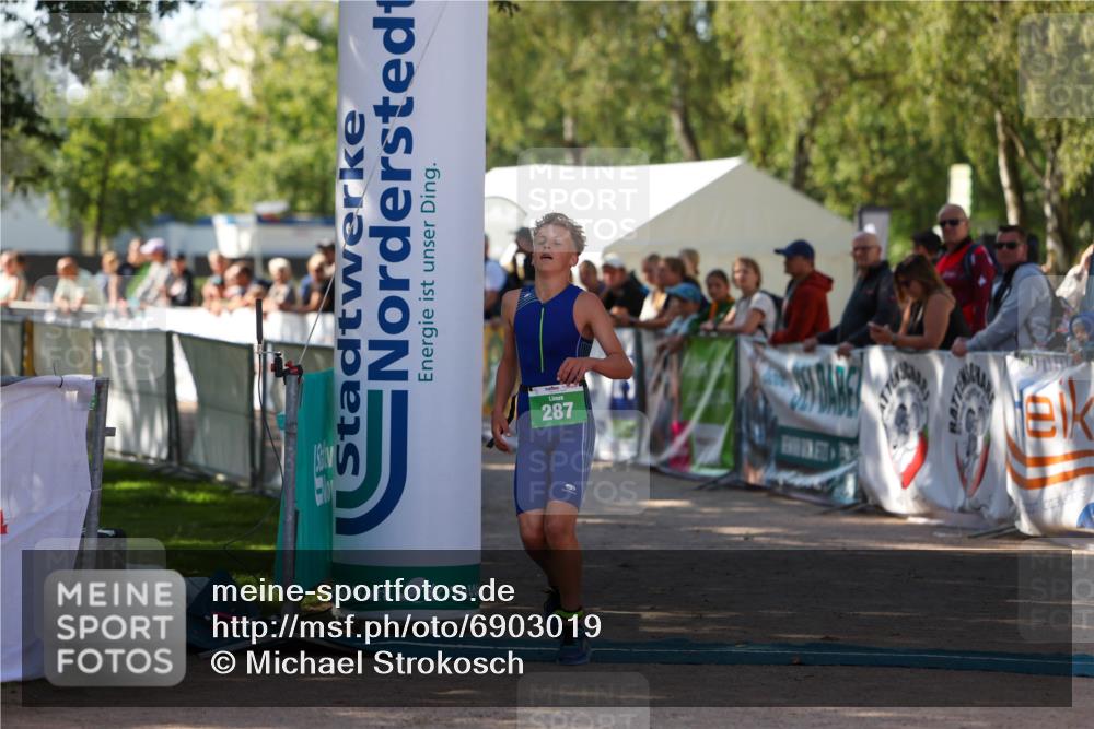 01.09.2024 - 17. Tribühne Triathlon Michael Strokosch http://msf.ph/oto/6903019 01.09.2024 11:02:21 Ziel  meine-sportfotos.de