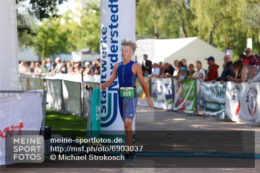 01.09.2024 - 17. Tribühne Triathlon Michael Strokosch http://msf.ph/oto/6903037 01.09.2024 11:02:21 Ziel  meine-sportfotos.de