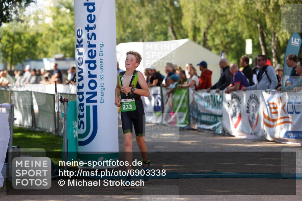 01.09.2024 - 17. Tribühne Triathlon Michael Strokosch http://msf.ph/oto/6903338 01.09.2024 11:03:28 Ziel 233 meine-sportfotos.de