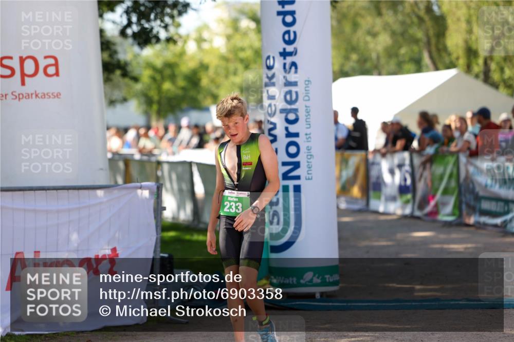 01.09.2024 - 17. Tribühne Triathlon Michael Strokosch http://msf.ph/oto/6903358 01.09.2024 11:03:29 Ziel 233 meine-sportfotos.de