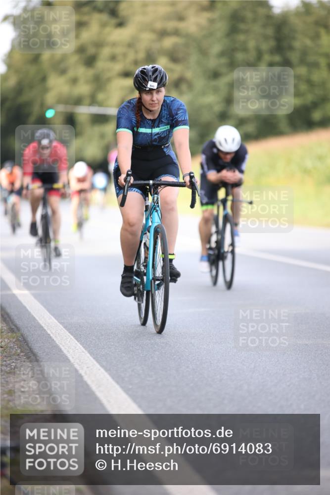 01.09.2024 - 17. Tribühne Triathlon H.Heesch http://msf.ph/oto/6914083 01.09.2024 15:47:44 Radfahren 977, 1039, 1054, 1135, 1143, 1147, 1168, 1170, 1180, 1293 meine-sportfotos.de
