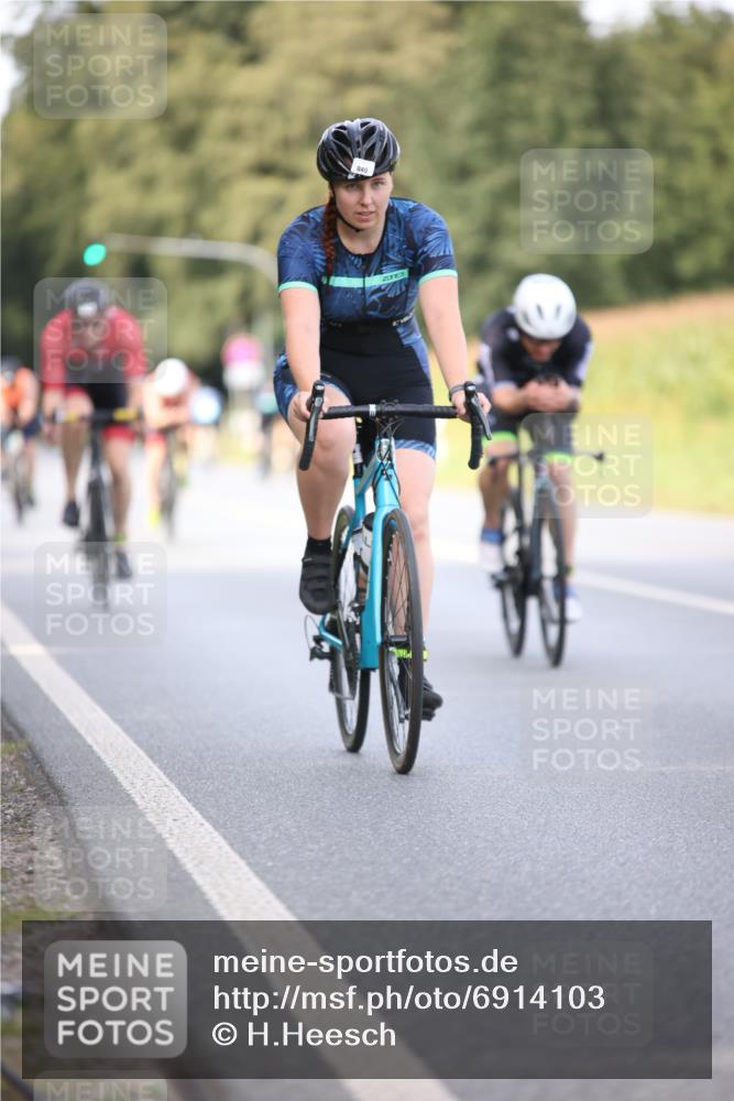 01.09.2024 - 17. Tribühne Triathlon H.Heesch http://msf.ph/oto/6914103 01.09.2024 15:47:45 Radfahren 977, 1135, 1143, 1147, 1168, 1170, 1180, 1293, 1489 meine-sportfotos.de