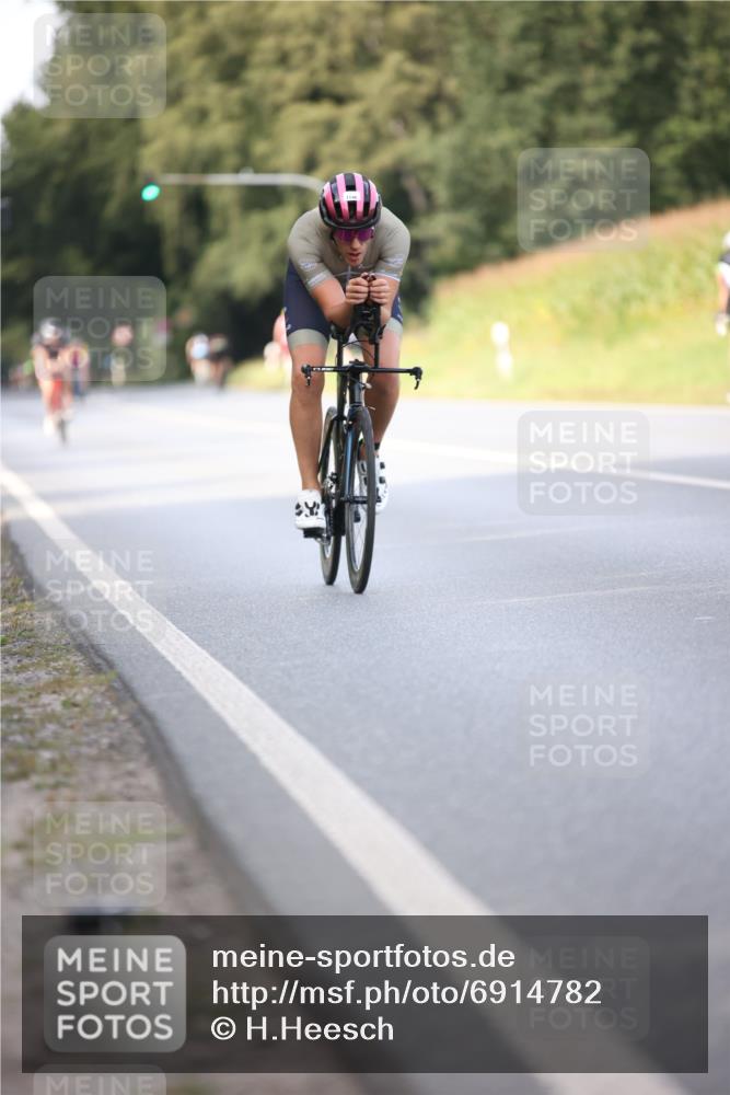 01.09.2024 - 17. Tribühne Triathlon H.Heesch http://msf.ph/oto/6914782 01.09.2024 15:48:28 Radfahren 912, 1146, 1181, 1276 meine-sportfotos.de