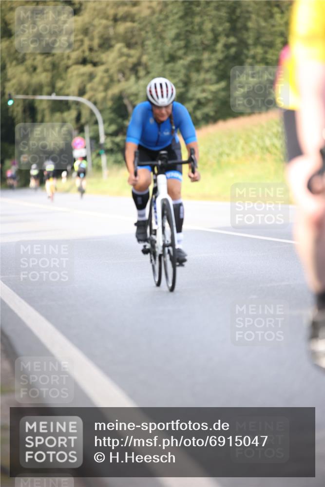 01.09.2024 - 17. Tribühne Triathlon H.Heesch http://msf.ph/oto/6915047 01.09.2024 15:48:42 Radfahren 8, 929, 951, 1049, 1136 meine-sportfotos.de