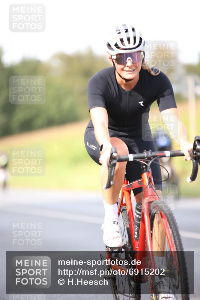 01.09.2024 - 17. Tribühne Triathlon H.Heesch http://msf.ph/oto/6915202 01.09.2024 15:48:47 Radfahren 951 meine-sportfotos.de