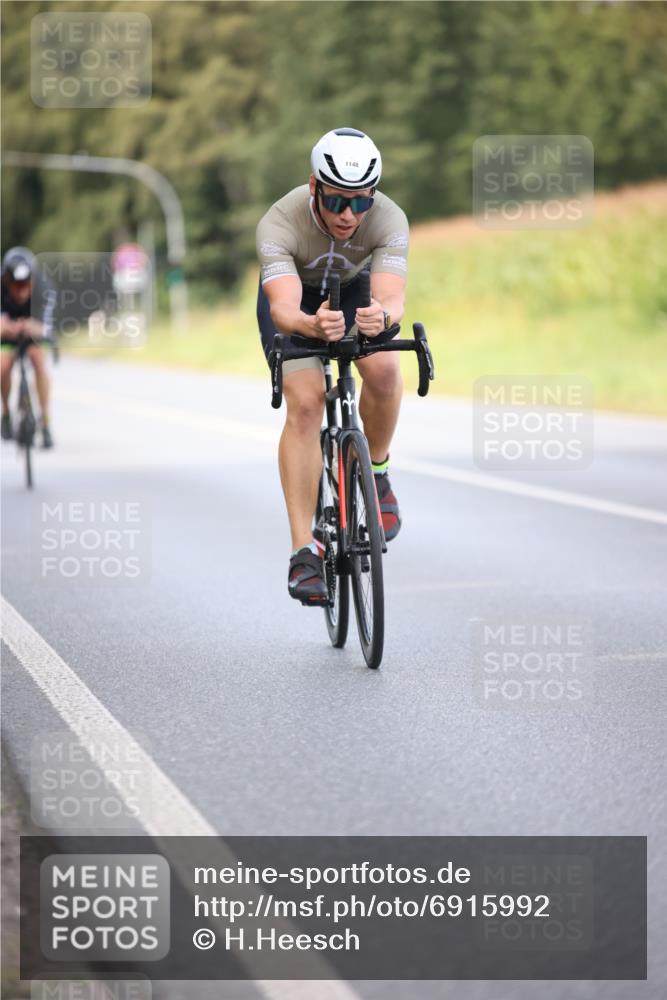 01.09.2024 - 17. Tribühne Triathlon H.Heesch http://msf.ph/oto/6915992 01.09.2024 15:49:39 Radfahren 821, 872, 875, 883, 980, 1148, 1155, 1174, 1238 meine-sportfotos.de