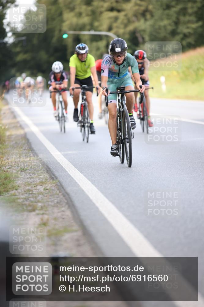 01.09.2024 - 17. Tribühne Triathlon H.Heesch http://msf.ph/oto/6916560 01.09.2024 15:49:59 Radfahren 814, 932, 988, 1040, 1125, 1128, 1129, 1134, 1157, 1159, 1162 meine-sportfotos.de