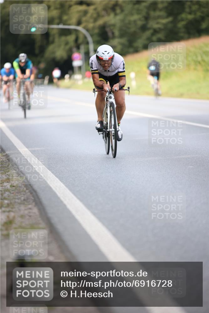 01.09.2024 - 17. Tribühne Triathlon H.Heesch http://msf.ph/oto/6916728 01.09.2024 15:50:03 Radfahren 932, 1040, 1053, 1053, 1125, 1128, 1129, 1134, 1157, 1159, 1162, 1182 meine-sportfotos.de