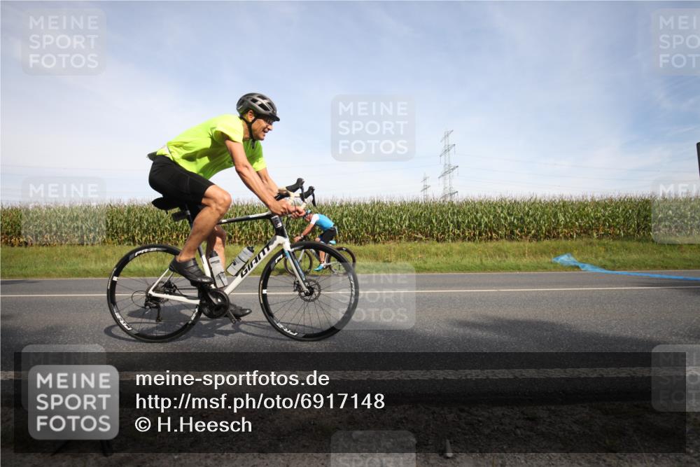 01.09.2024 - 17. Tribühne Triathlon H.Heesch http://msf.ph/oto/6917148 01.09.2024 15:42:14 Radfahren 886, 945, 967, 1054, 1213, 1242, 1280, 1292 meine-sportfotos.de