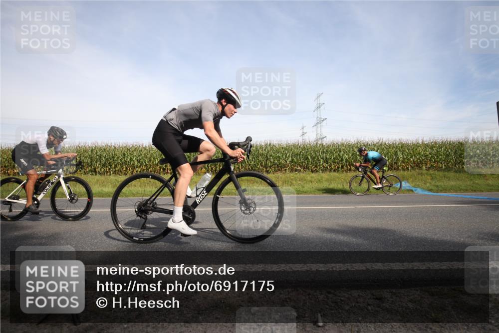 01.09.2024 - 17. Tribühne Triathlon H.Heesch http://msf.ph/oto/6917175 01.09.2024 15:42:41 Radfahren 824, 882, 928, 1033, 1039, 1202, 1228, 1245, 1250, 1272, 1274, 1298, 852 meine-sportfotos.de