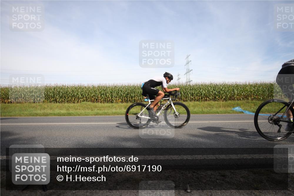 01.09.2024 - 17. Tribühne Triathlon H.Heesch http://msf.ph/oto/6917190 01.09.2024 15:42:42 Radfahren 824, 882, 928, 1032, 1033, 1039, 1202, 1245, 1250, 1272, 1298, 852 meine-sportfotos.de
