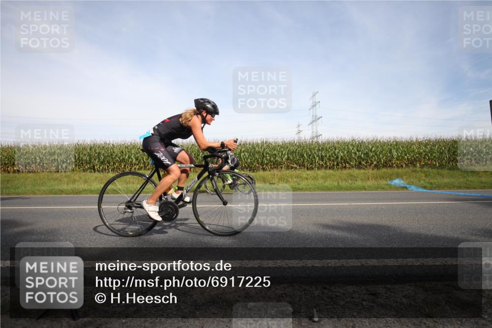 01.09.2024 - 17. Tribühne Triathlon H.Heesch http://msf.ph/oto/6917225 01.09.2024 15:42:45 Radfahren 859, 859, 882, 928, 1032, 1033, 1039, 1202, 1245, 1298, 852 meine-sportfotos.de
