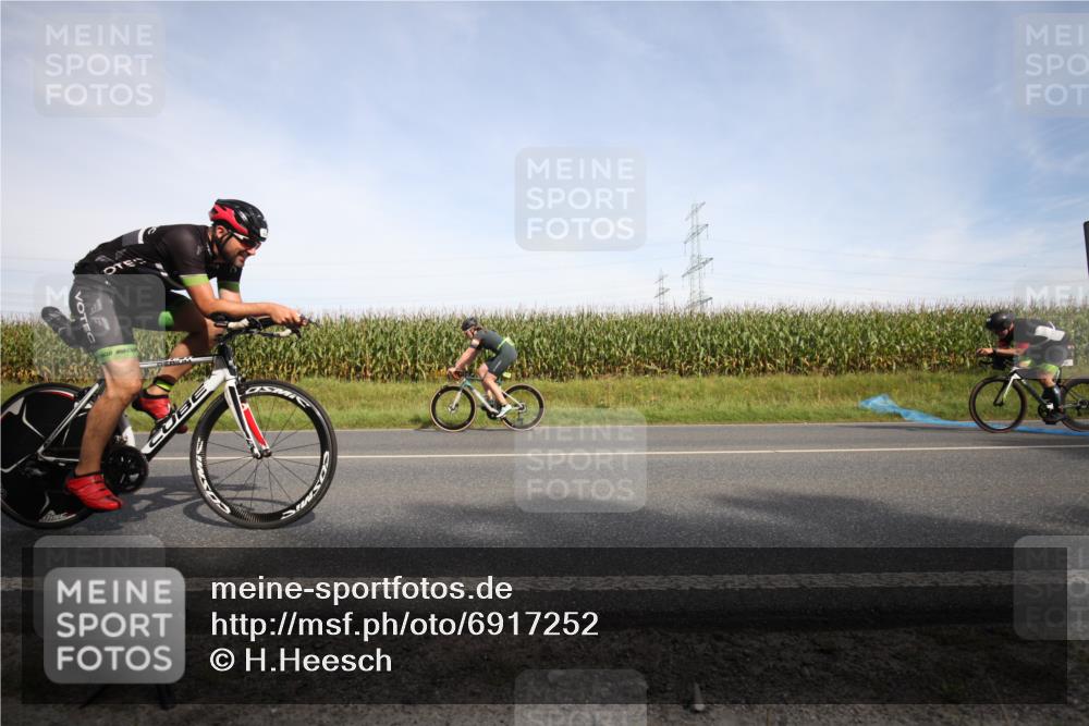 01.09.2024 - 17. Tribühne Triathlon H.Heesch http://msf.ph/oto/6917252 01.09.2024 15:42:46 Radfahren 859, 859, 882, 928, 1032, 1033, 1039, 1202, 1245, 852 meine-sportfotos.de