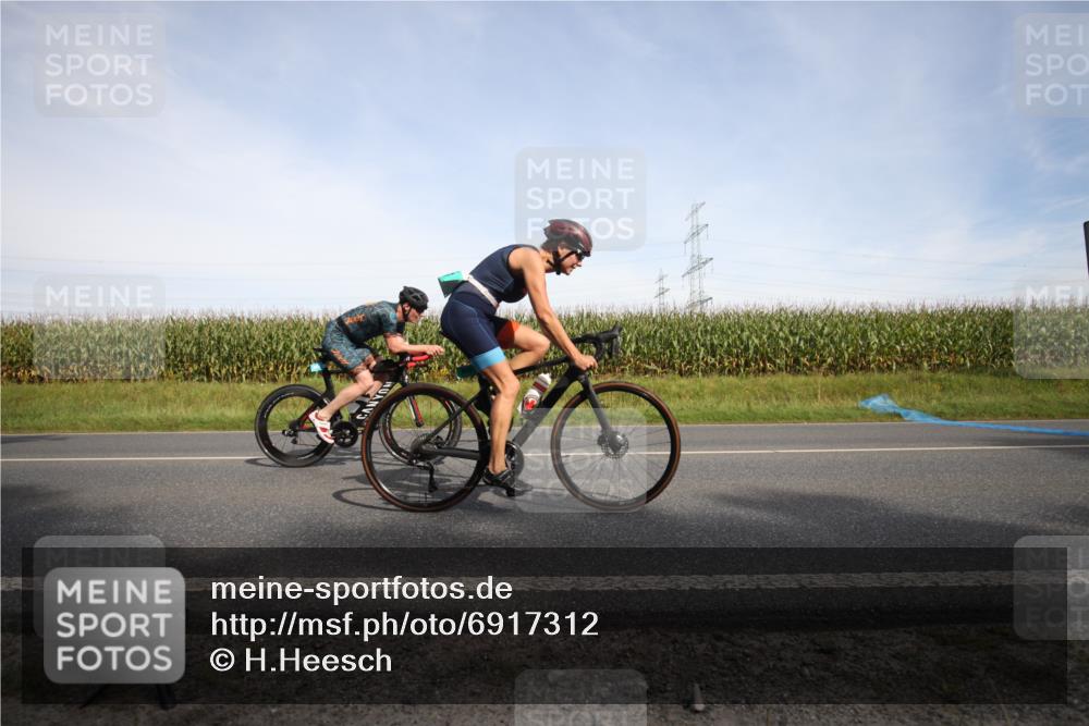 01.09.2024 - 17. Tribühne Triathlon H.Heesch http://msf.ph/oto/6917312 01.09.2024 15:43:08 Radfahren 818, 884, 938, 1160, 1235, 1295 meine-sportfotos.de