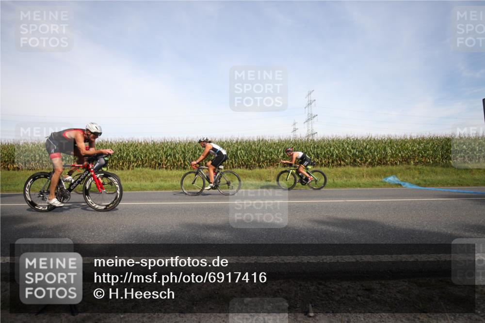 01.09.2024 - 17. Tribühne Triathlon H.Heesch http://msf.ph/oto/6917416 01.09.2024 15:43:27 Radfahren 105, 912, 949, 986, 1045, 1220, 1284, 1408, 1435 meine-sportfotos.de