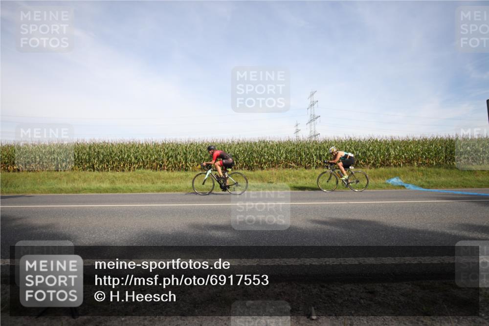 01.09.2024 - 17. Tribühne Triathlon H.Heesch http://msf.ph/oto/6917553 01.09.2024 15:44:37 Radfahren 816, 875, 897, 915, 972, 1046, 1136, 1211, 1299, 1491, 1491, 1428 meine-sportfotos.de