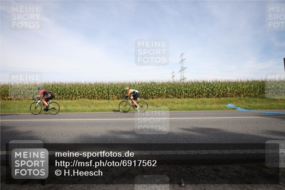 01.09.2024 - 17. Tribühne Triathlon H.Heesch http://msf.ph/oto/6917562 01.09.2024 15:44:38 Radfahren 816, 893, 897, 915, 972, 1046, 1136, 1211, 1299, 1491, 1491, 1428 meine-sportfotos.de