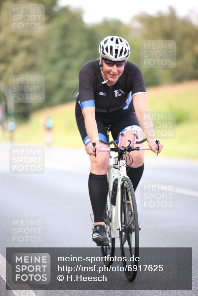 01.09.2024 - 17. Tribühne Triathlon H.Heesch http://msf.ph/oto/6917625 01.09.2024 15:50:31 Radfahren 984, 987, 1056, 1169, 1189, 1214 meine-sportfotos.de