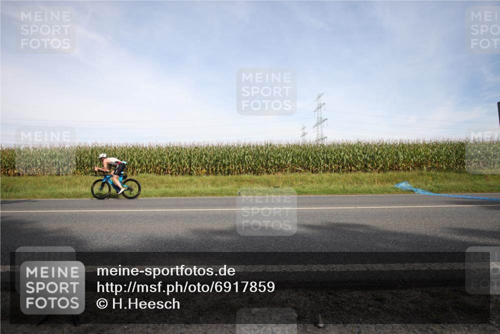 01.09.2024 - 17. Tribühne Triathlon H.Heesch http://msf.ph/oto/6917859 01.09.2024 15:46:04 Radfahren 826, 898, 956, 1125 meine-sportfotos.de