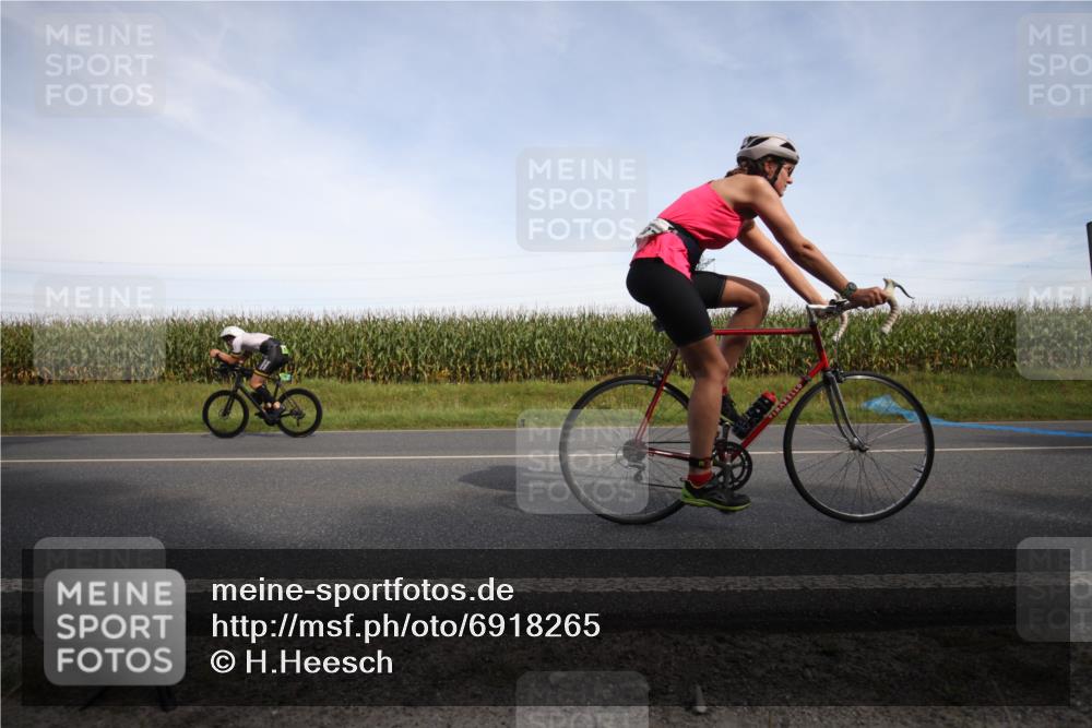 01.09.2024 - 17. Tribühne Triathlon H.Heesch http://msf.ph/oto/6918265 01.09.2024 15:47:13 Radfahren 903, 904, 913, 961, 970, 1037, 1057, 1130, 1160, 1253, 862 meine-sportfotos.de