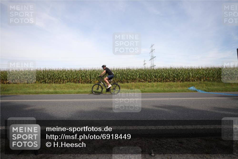 01.09.2024 - 17. Tribühne Triathlon H.Heesch http://msf.ph/oto/6918449 01.09.2024 15:47:33 Radfahren 820, 820, 886, 1036 meine-sportfotos.de