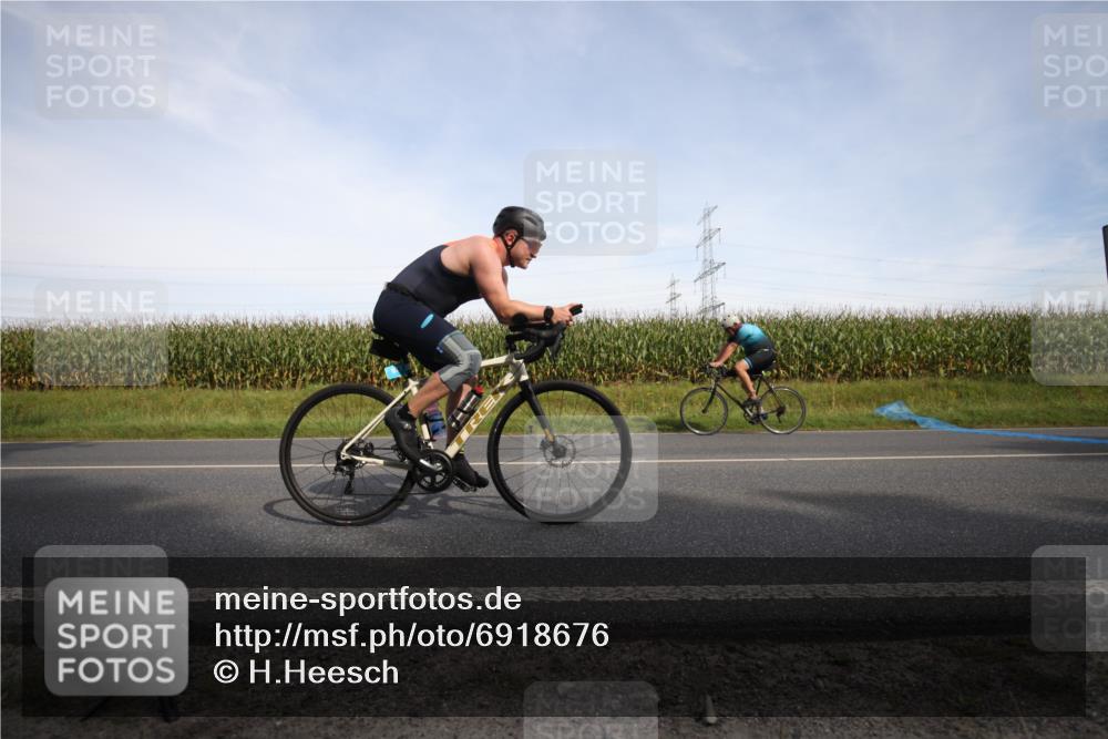 01.09.2024 - 17. Tribühne Triathlon H.Heesch http://msf.ph/oto/6918676 01.09.2024 15:47:50 Radfahren 977, 1135, 1143, 1168, 1293, 1489, 840 meine-sportfotos.de