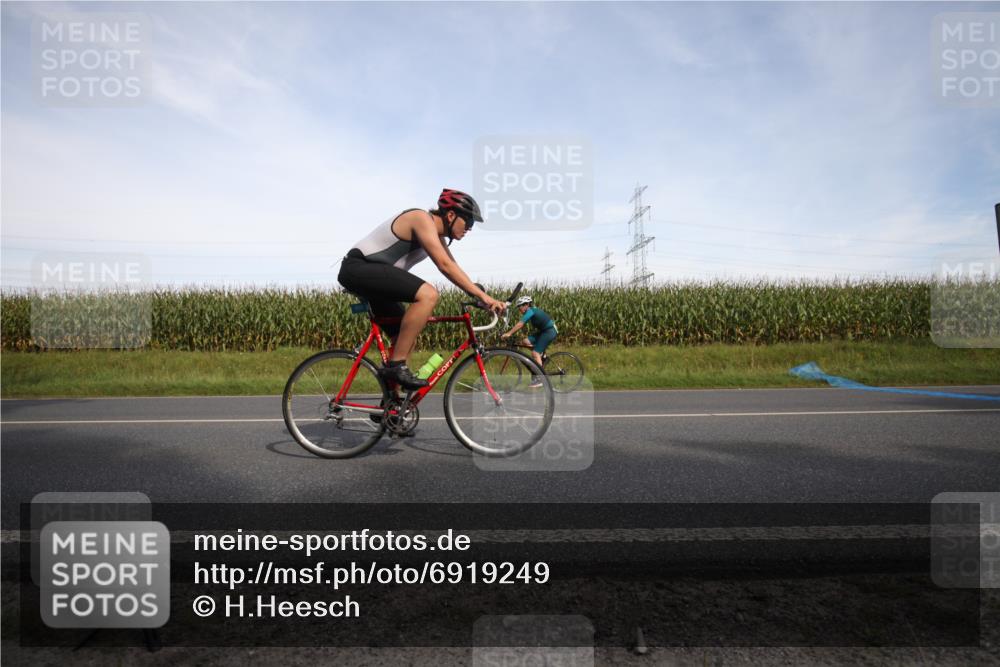 01.09.2024 - 17. Tribühne Triathlon H.Heesch http://msf.ph/oto/6919249 01.09.2024 15:49:15 Radfahren 907, 917, 930, 1120, 1223, 1490, 1494 meine-sportfotos.de