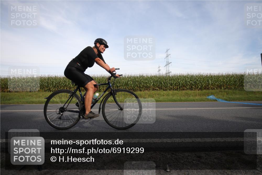 01.09.2024 - 17. Tribühne Triathlon H.Heesch http://msf.ph/oto/6919299 01.09.2024 15:49:17 Radfahren 907, 917, 930, 1120, 1223, 1490, 1494 meine-sportfotos.de