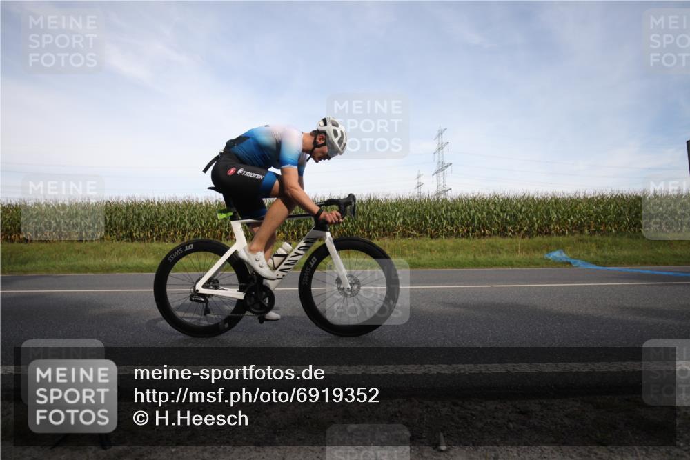 01.09.2024 - 17. Tribühne Triathlon H.Heesch http://msf.ph/oto/6919352 01.09.2024 15:49:25 Radfahren 946, 985, 1120, 1192, 1490 meine-sportfotos.de