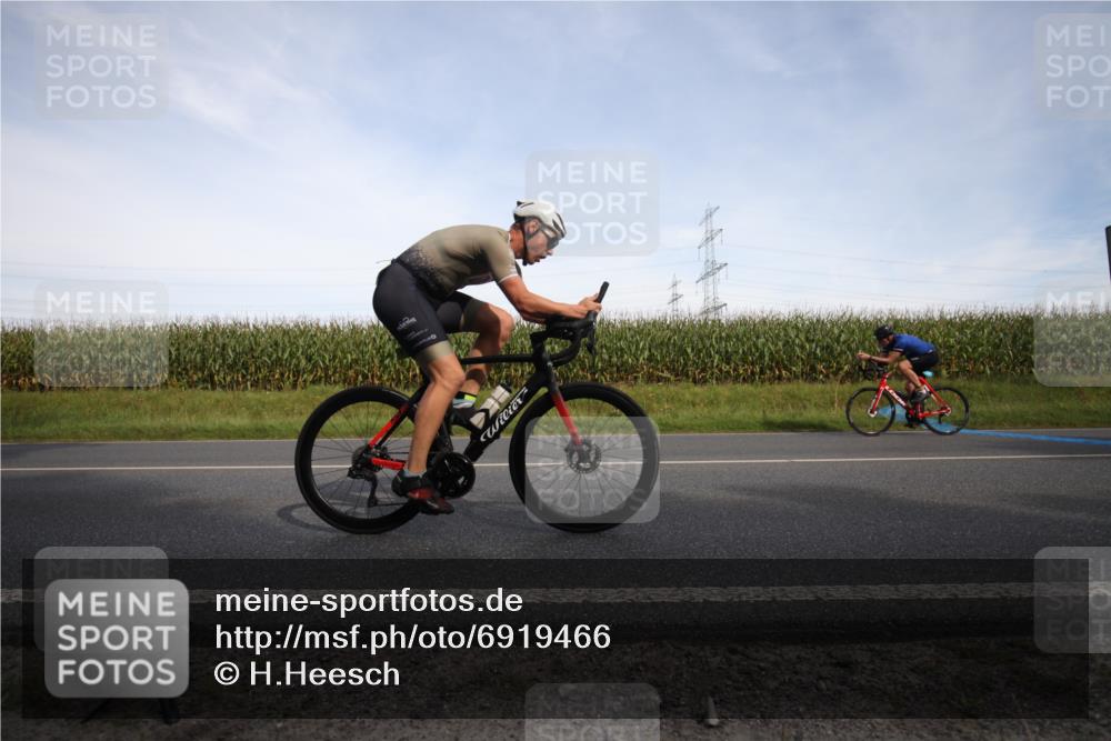 01.09.2024 - 17. Tribühne Triathlon H.Heesch http://msf.ph/oto/6919466 01.09.2024 15:49:40 Radfahren 821, 872, 875, 921, 978, 980, 1148, 1174, 1238, 846 meine-sportfotos.de