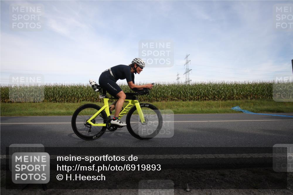 01.09.2024 - 17. Tribühne Triathlon H.Heesch http://msf.ph/oto/6919893 01.09.2024 15:50:23 Radfahren 817, 881, 954, 989, 1035, 1171, 860 meine-sportfotos.de