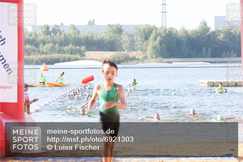 01.09.2024 - 17. Tribühne Triathlon Luisa Fischer http://msf.ph/oto/6921303 01.09.2024 09:02:38 Schwimmen 1, 7, 11, 25, 40, 43 meine-sportfotos.de