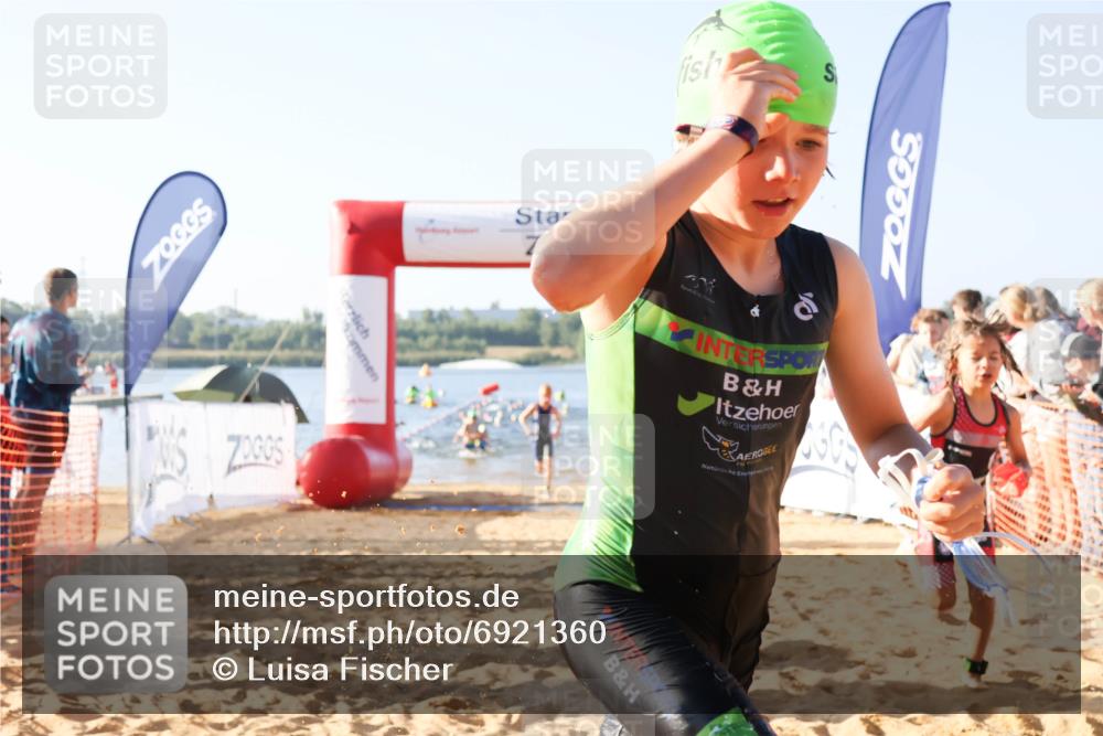01.09.2024 - 17. Tribühne Triathlon Luisa Fischer http://msf.ph/oto/6921360 01.09.2024 09:02:48 Schwimmen 1, 10, 14, 25, 32, 34, 37, 55 meine-sportfotos.de