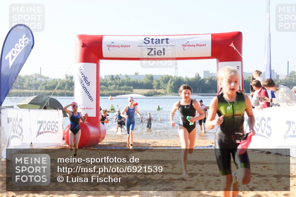 01.09.2024 - 17. Tribühne Triathlon Luisa Fischer http://msf.ph/oto/6921539 01.09.2024 09:03:24 Schwimmen 6, 13, 16, 18, 19, 20, 22, 33, 46, 50, 54, 1487 meine-sportfotos.de