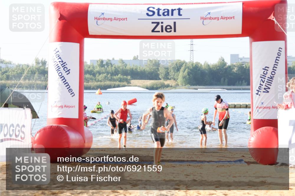 01.09.2024 - 17. Tribühne Triathlon Luisa Fischer http://msf.ph/oto/6921559 01.09.2024 09:03:28 Schwimmen 6, 12, 13, 16, 18, 20, 22, 26, 33, 44, 46, 47, 54, 1487 meine-sportfotos.de