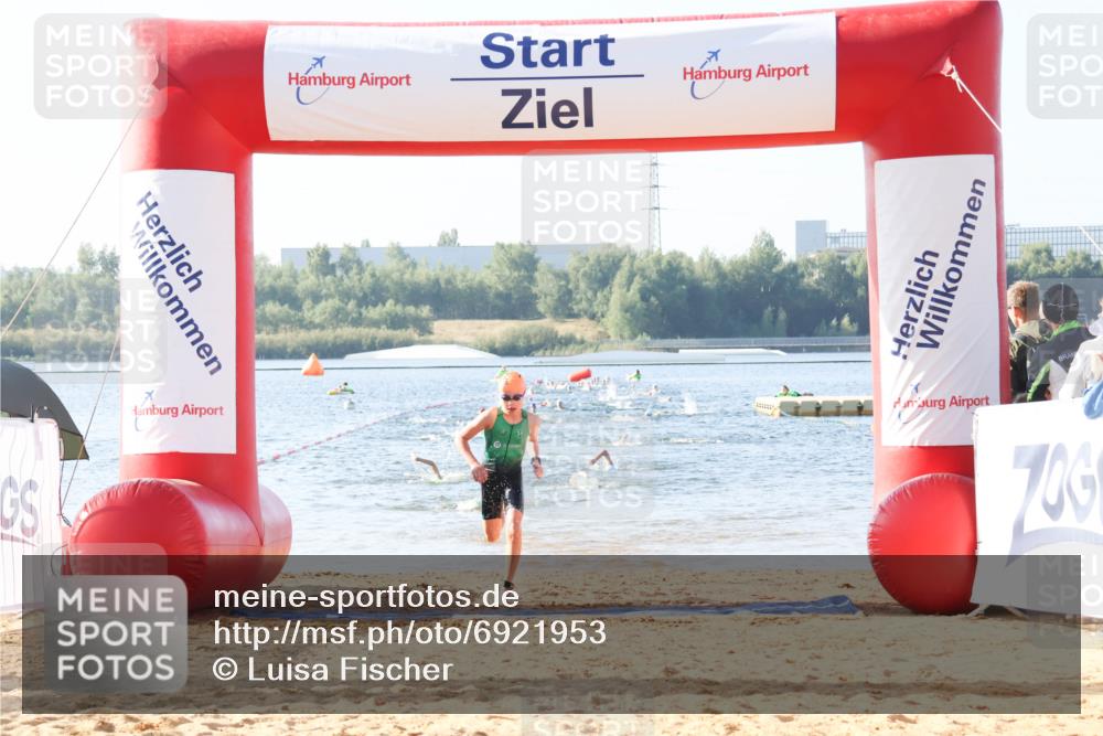 01.09.2024 - 17. Tribühne Triathlon Luisa Fischer http://msf.ph/oto/6921953 01.09.2024 09:28:54 Schwimmen 57 meine-sportfotos.de