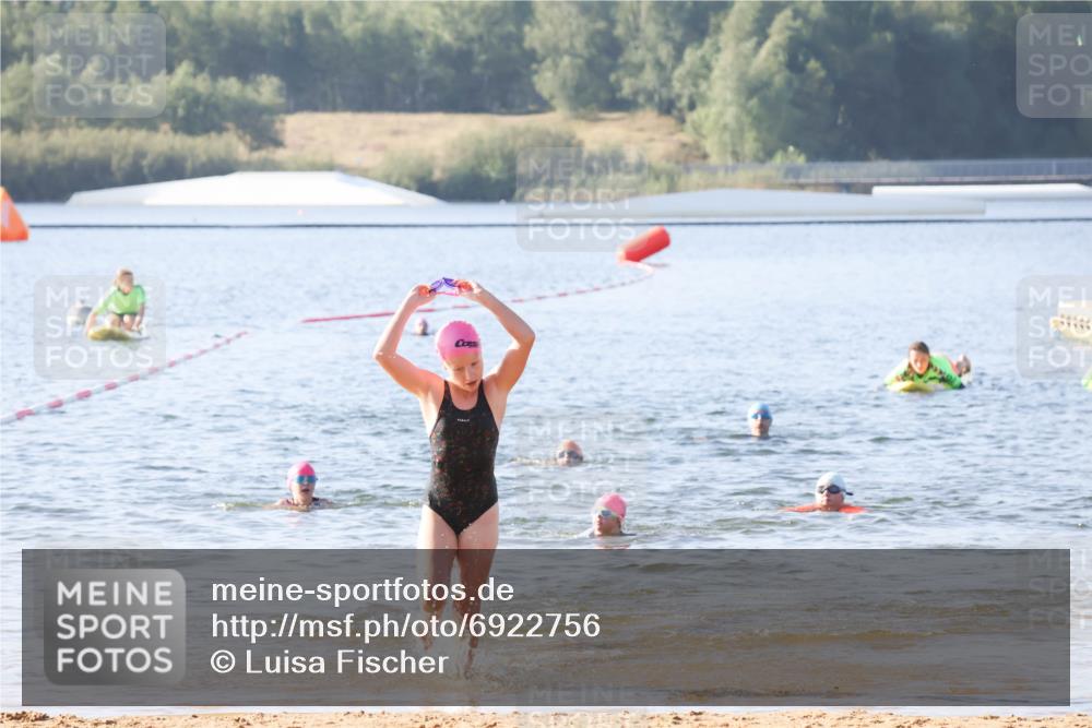 01.09.2024 - 17. Tribühne Triathlon Luisa Fischer http://msf.ph/oto/6922756 01.09.2024 09:32:10 Schwimmen 95 meine-sportfotos.de