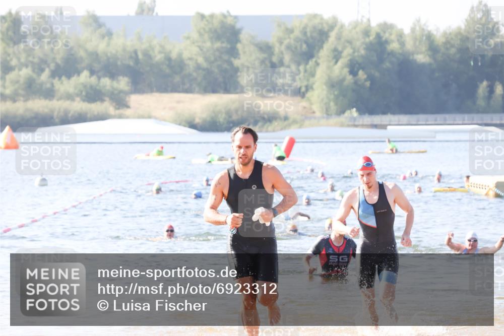 01.09.2024 - 17. Tribühne Triathlon Luisa Fischer http://msf.ph/oto/6923312 01.09.2024 10:04:47 Schwimmen 140, 1062 meine-sportfotos.de