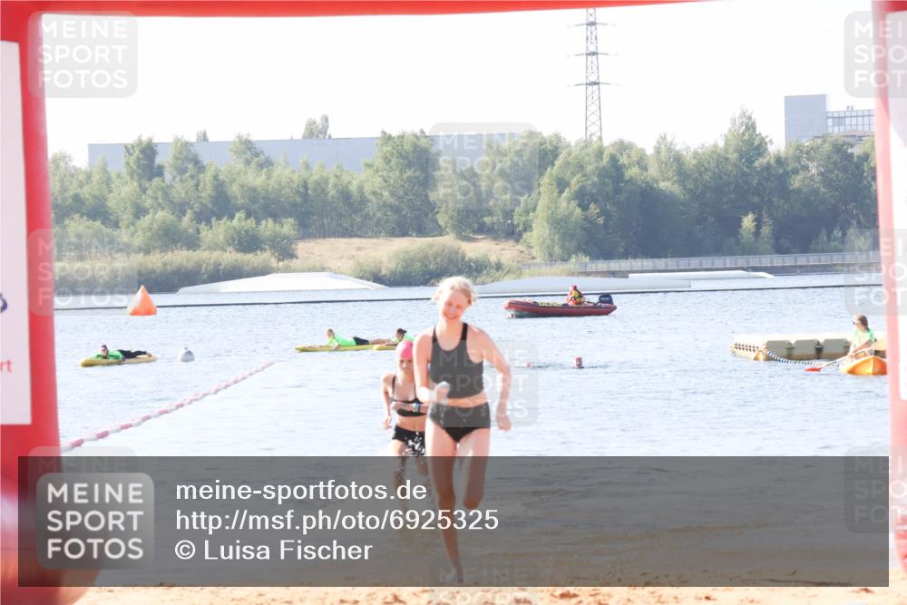 01.09.2024 - 17. Tribühne Triathlon Luisa Fischer http://msf.ph/oto/6925325 01.09.2024 10:29:54 Schwimmen 271, 295 meine-sportfotos.de
