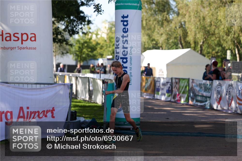 01.09.2024 - 17. Tribühne Triathlon Michael Strokosch http://msf.ph/oto/6930667 01.09.2024 09:45:02 Ziel 117 meine-sportfotos.de