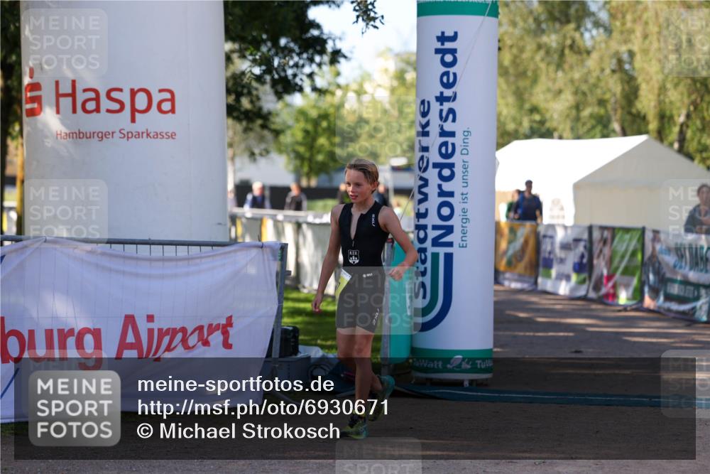 01.09.2024 - 17. Tribühne Triathlon Michael Strokosch http://msf.ph/oto/6930671 01.09.2024 09:45:02 Ziel 117 meine-sportfotos.de