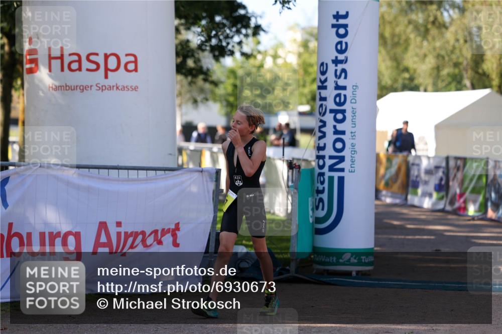 01.09.2024 - 17. Tribühne Triathlon Michael Strokosch http://msf.ph/oto/6930673 01.09.2024 09:45:03 Ziel 117 meine-sportfotos.de