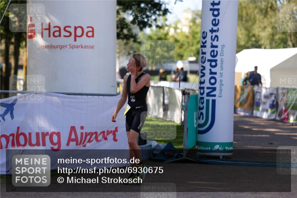 01.09.2024 - 17. Tribühne Triathlon Michael Strokosch http://msf.ph/oto/6930675 01.09.2024 09:45:03 Ziel 117 meine-sportfotos.de