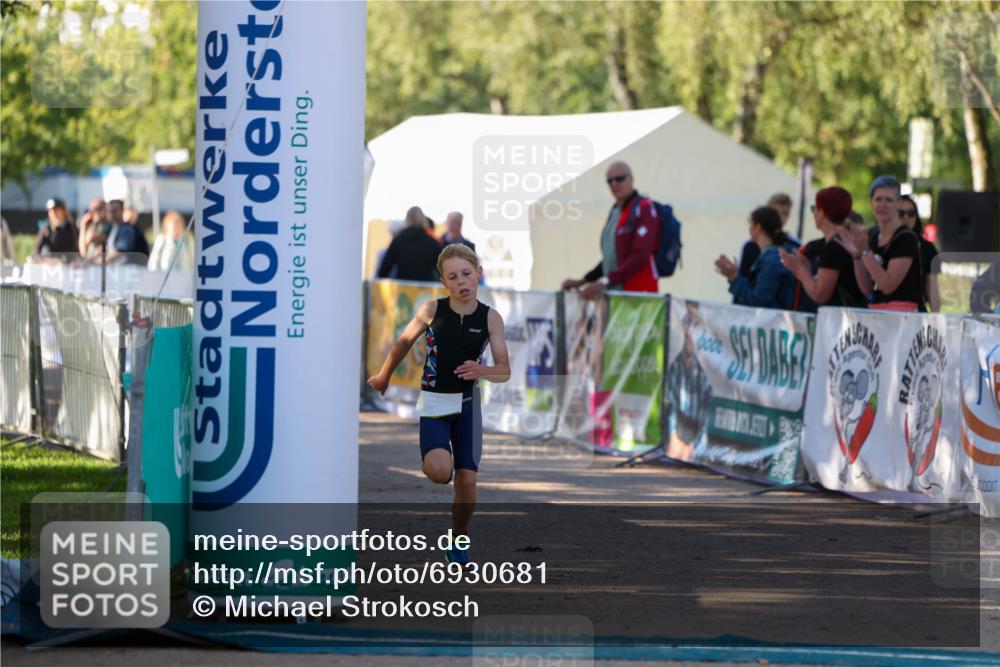 01.09.2024 - 17. Tribühne Triathlon Michael Strokosch http://msf.ph/oto/6930681 01.09.2024 09:45:28 Ziel 72 meine-sportfotos.de