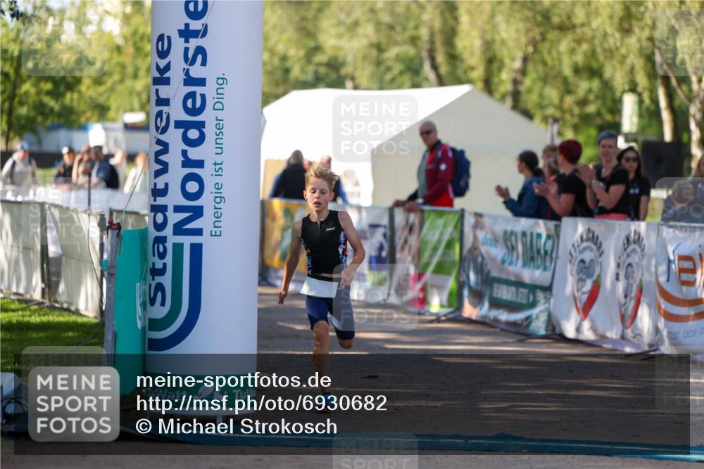 01.09.2024 - 17. Tribühne Triathlon Michael Strokosch http://msf.ph/oto/6930682 01.09.2024 09:45:29 Ziel 72 meine-sportfotos.de