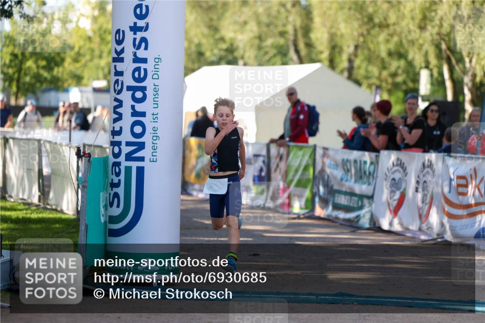 01.09.2024 - 17. Tribühne Triathlon Michael Strokosch http://msf.ph/oto/6930685 01.09.2024 09:45:29 Ziel 72 meine-sportfotos.de