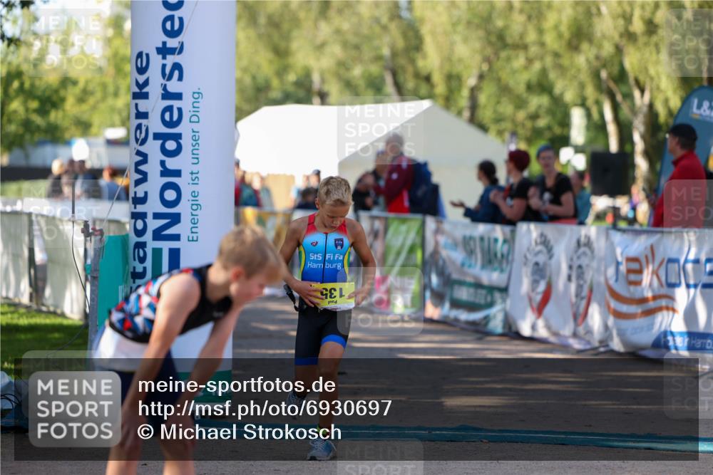 01.09.2024 - 17. Tribühne Triathlon Michael Strokosch http://msf.ph/oto/6930697 01.09.2024 09:45:38 Ziel 135 meine-sportfotos.de