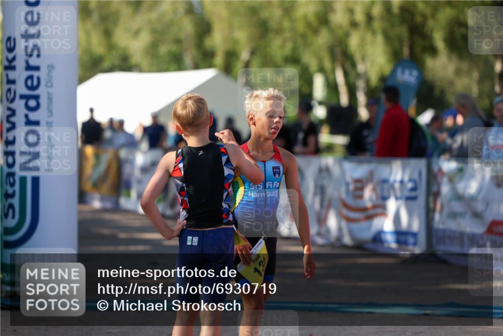 01.09.2024 - 17. Tribühne Triathlon Michael Strokosch http://msf.ph/oto/6930719 01.09.2024 09:45:42 Ziel 135 meine-sportfotos.de